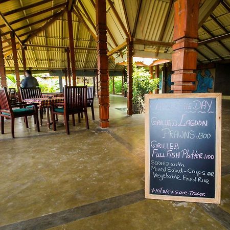Yoho Rivi Ras Hotel Dehiwala-Mount Lavinia Kültér fotó